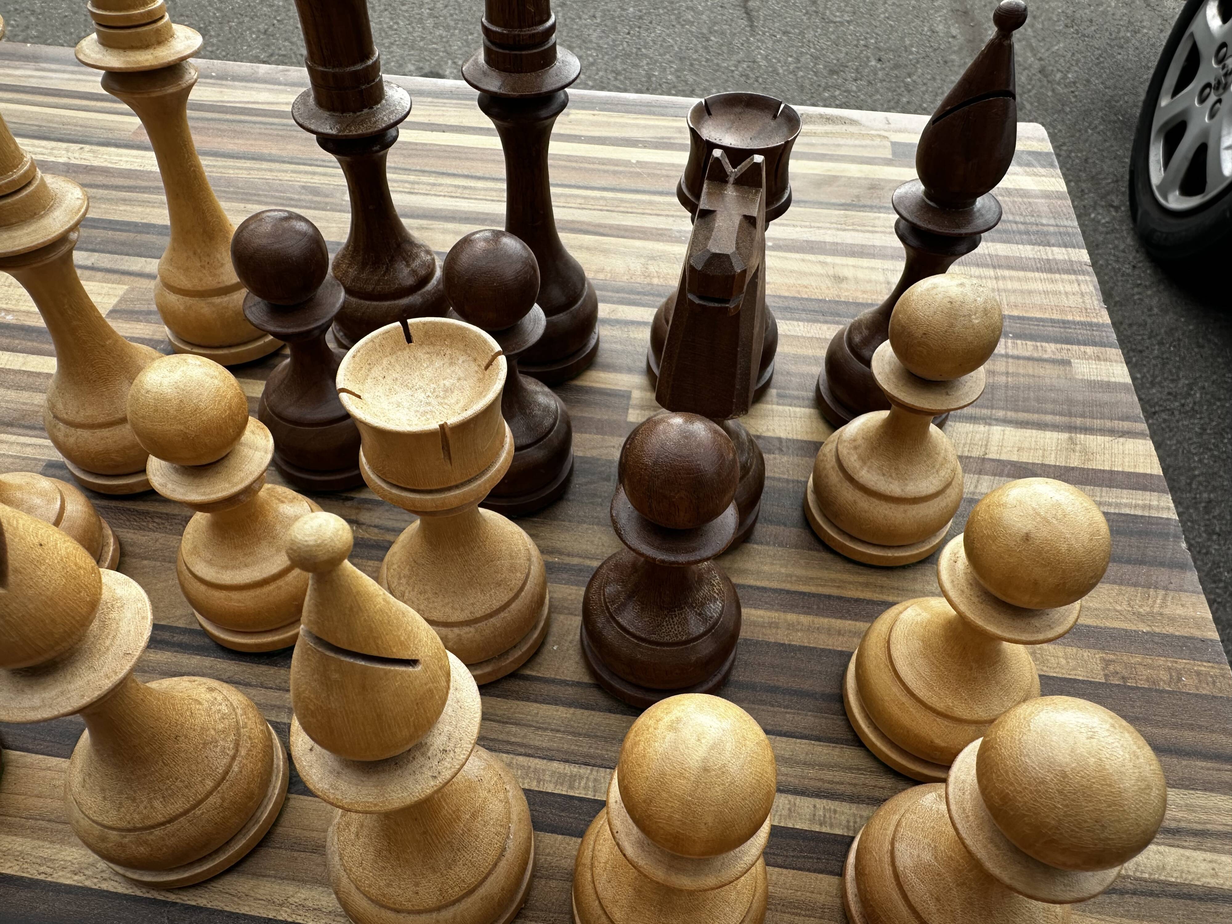 32 Staunton chess pieces in turned boxwood