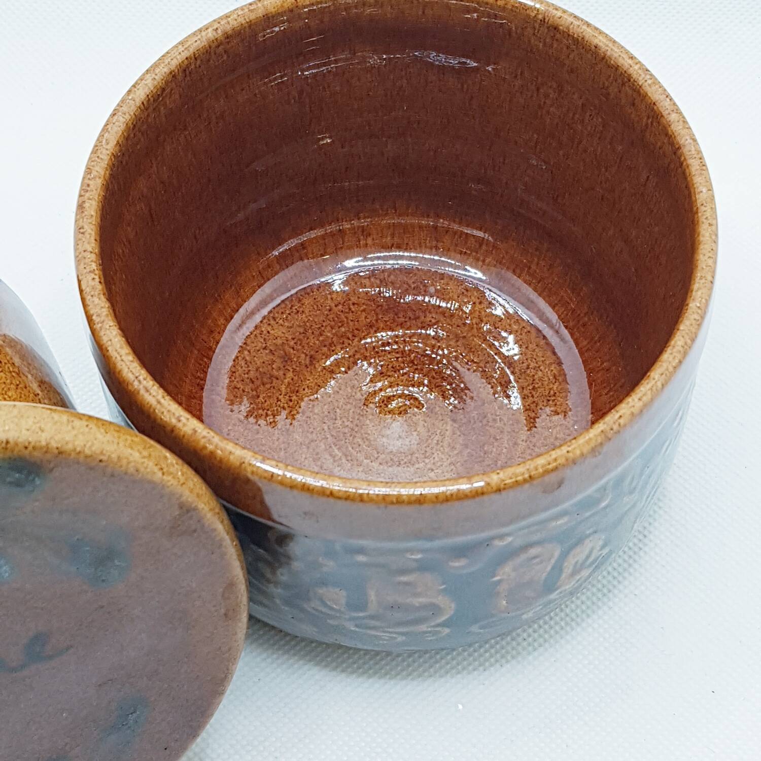 Cloche à beurre en poterie