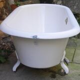 Old rounded emailed bathtub