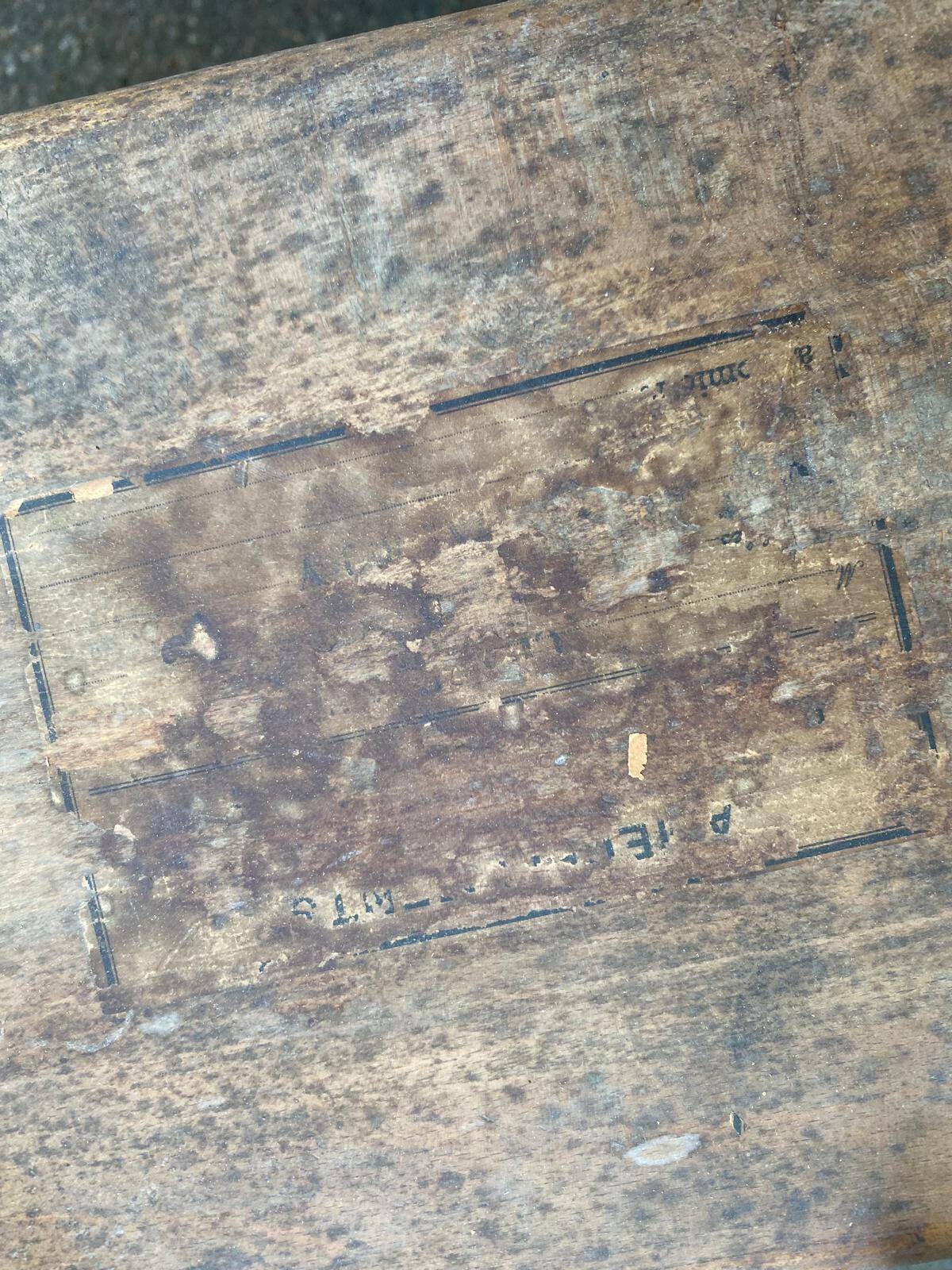 Round extendable dining table Napoleon III renovated in 19th-century oak.