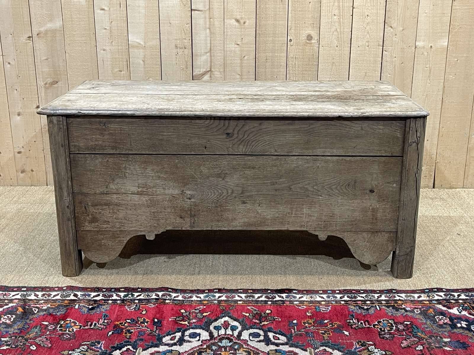 Banc coffre du  18ème en chêne brut - L=1m32, P=65cm, H=62cm.