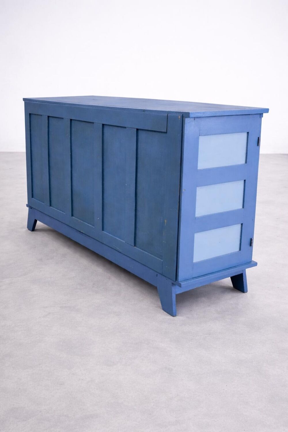 Buffet bas en bois peint bleu avec portes et tiroirs
