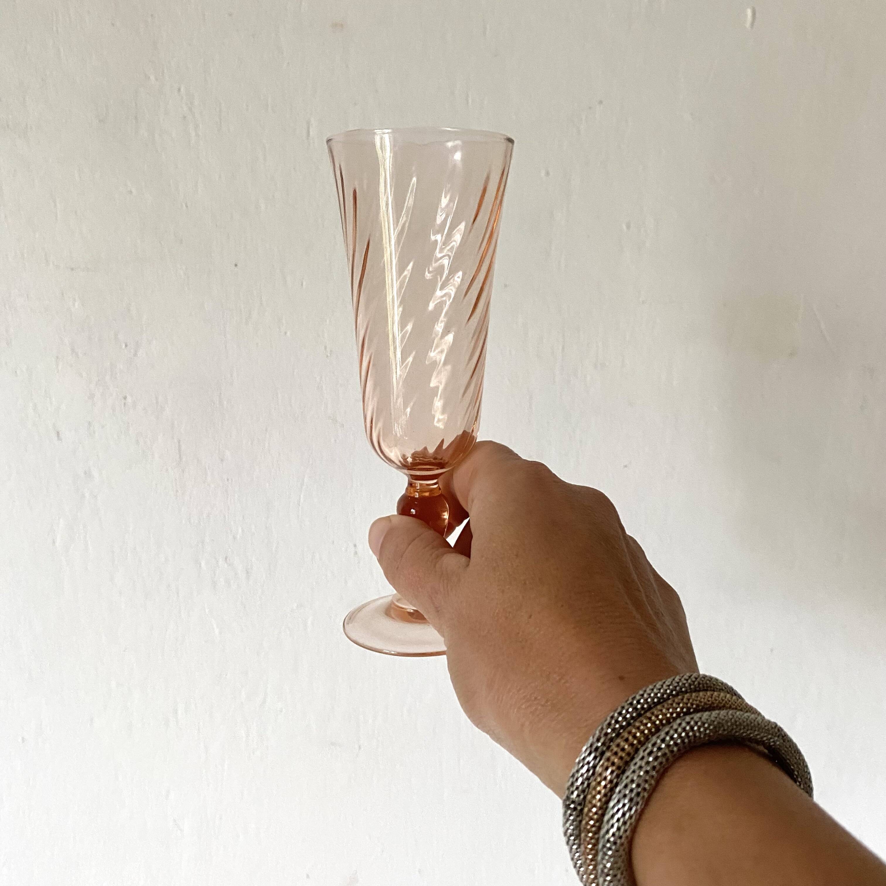 Flûtes à champagne en verre rose années 80