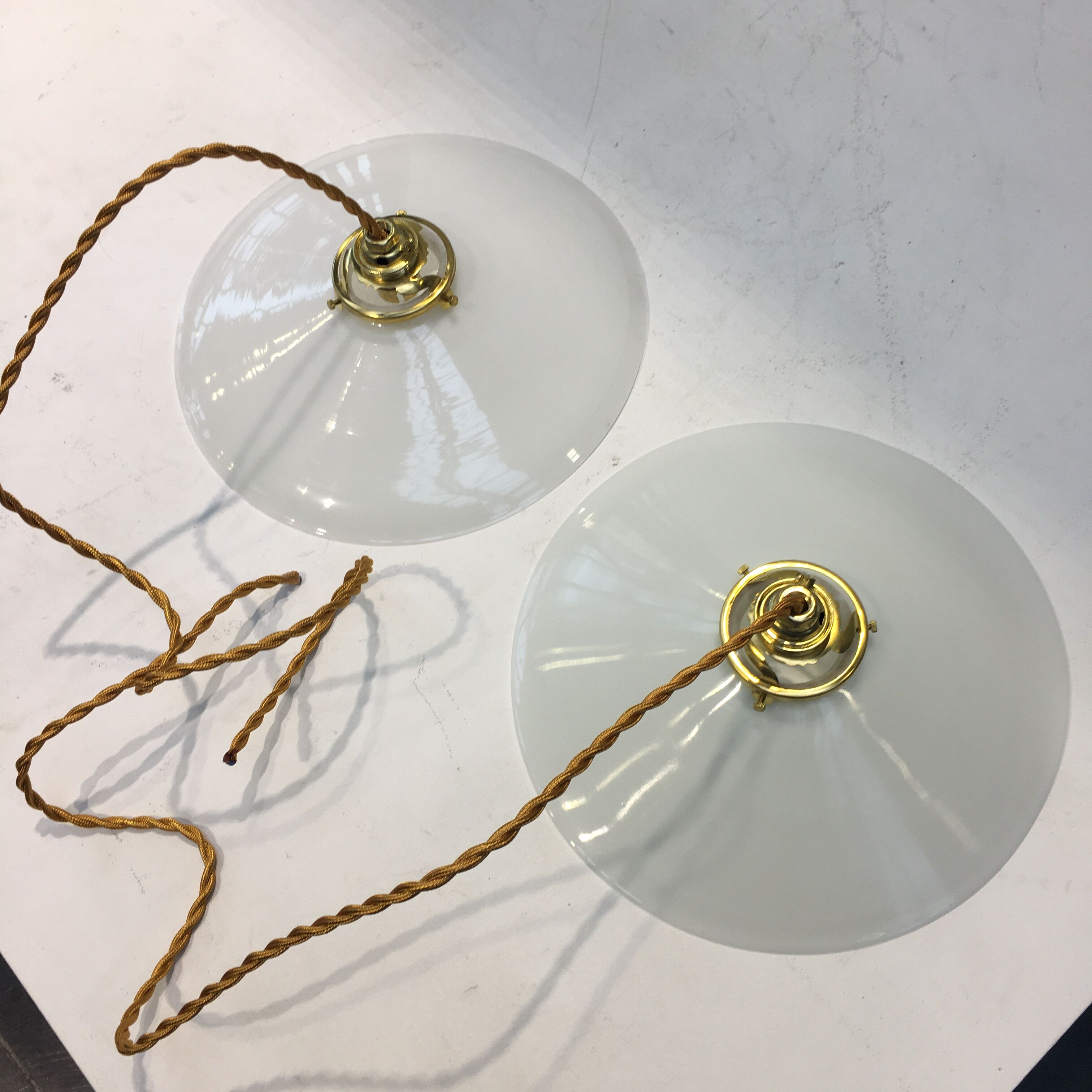 Paire de suspensions en opaline blanche