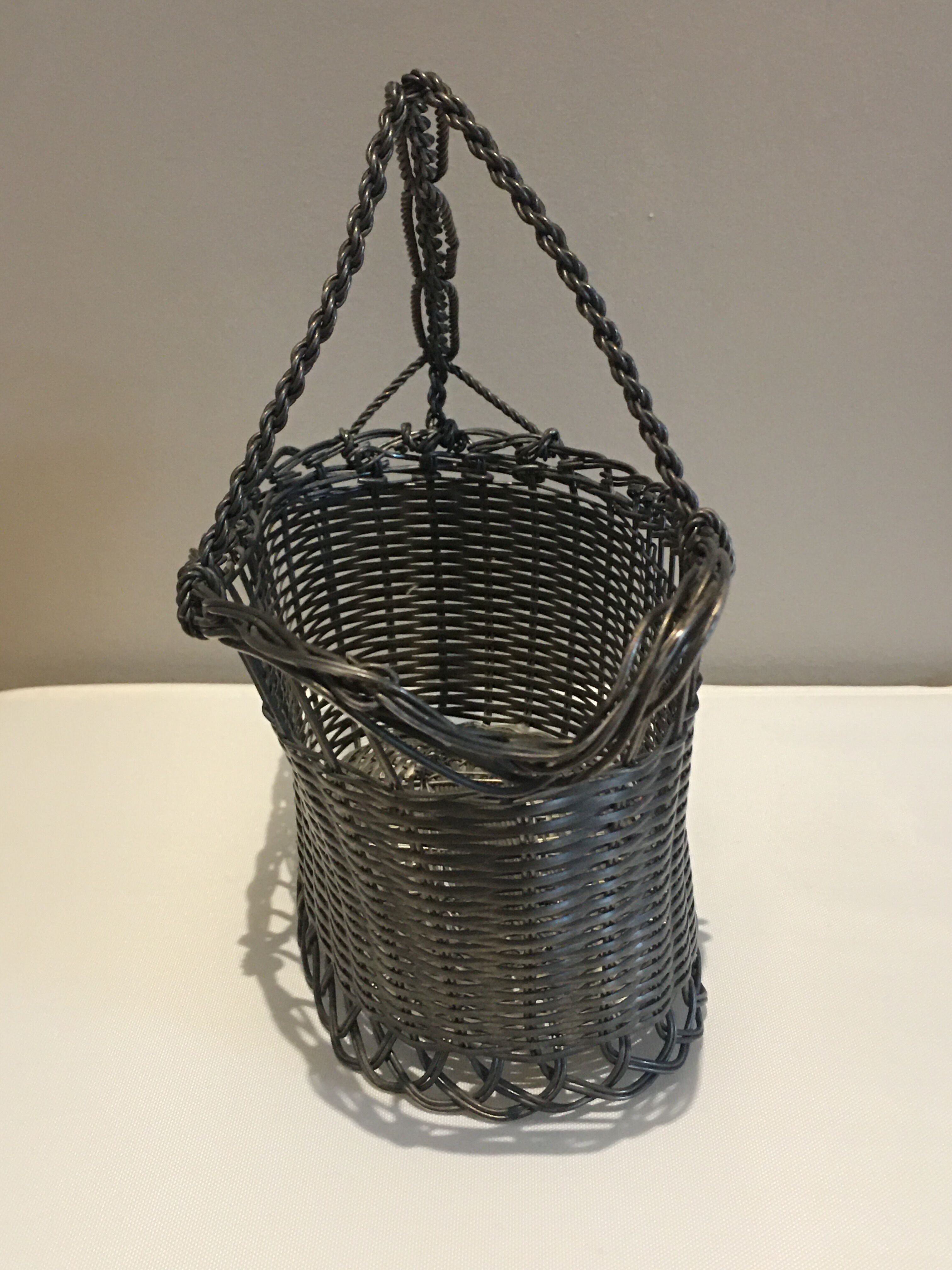 Metal wine bottle basket