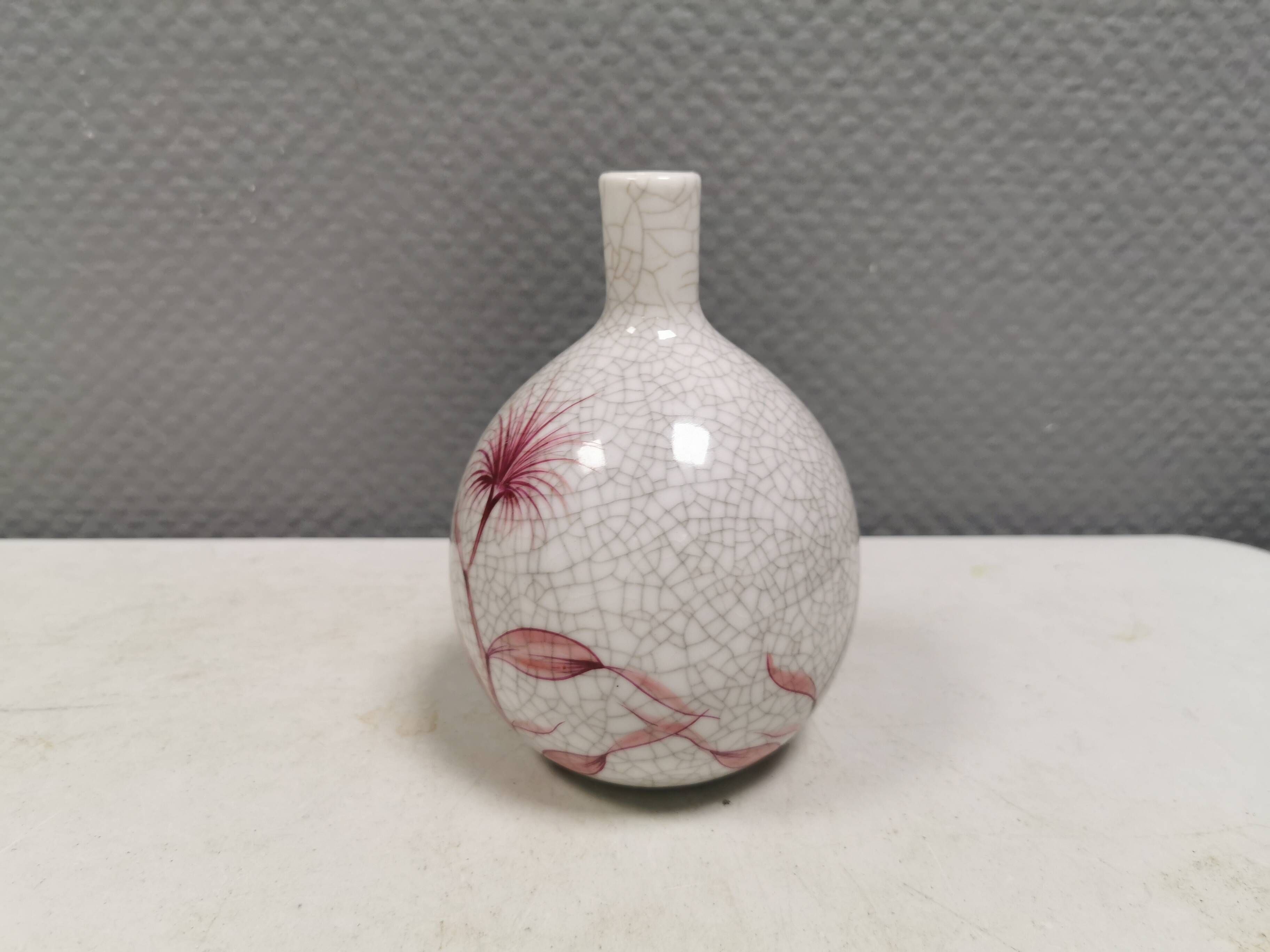 A vase in crackled porcelain with pink decoration. Germany 1930s