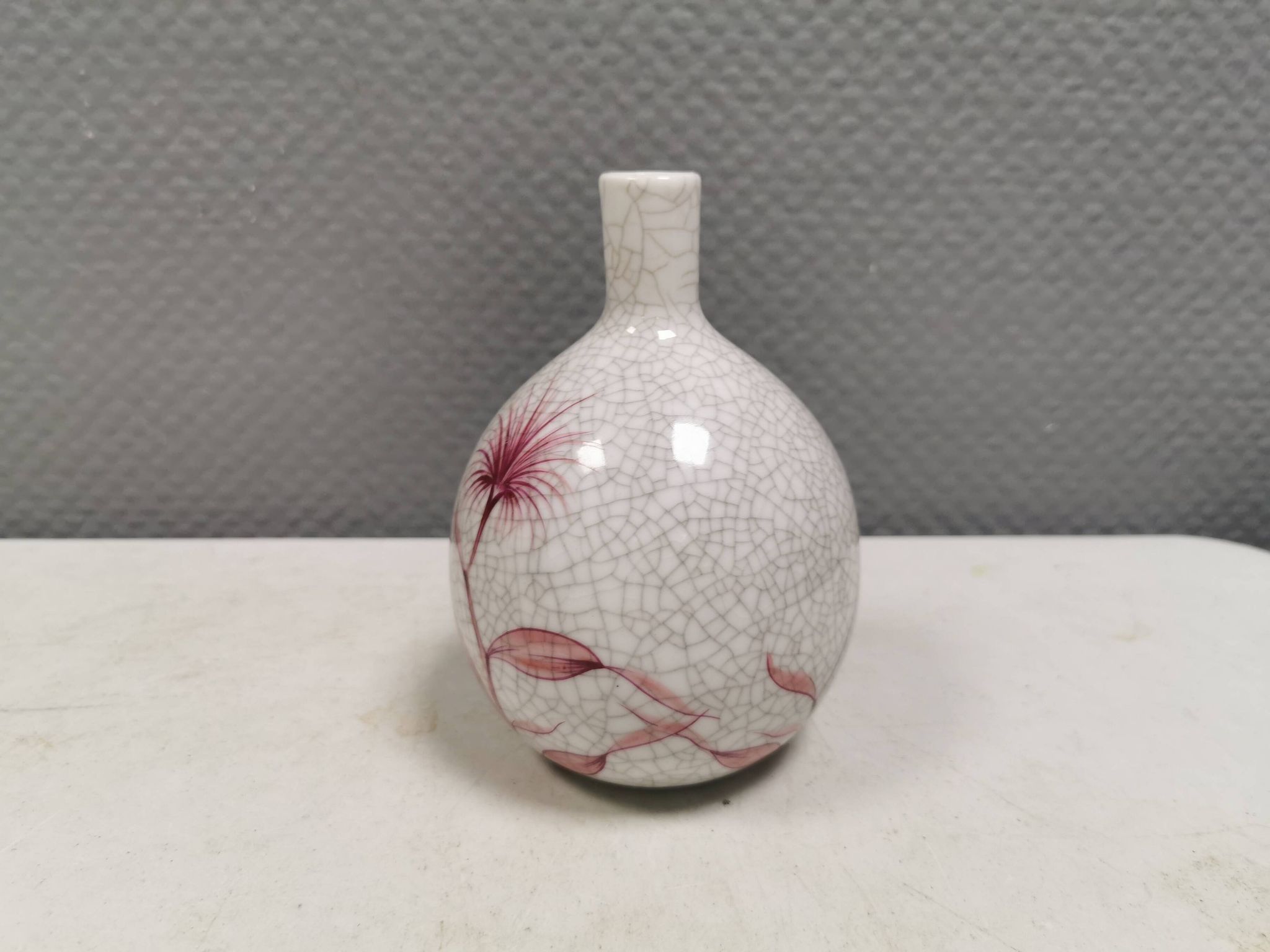 A vase in crackled porcelain with pink decoration. Germany 1930s