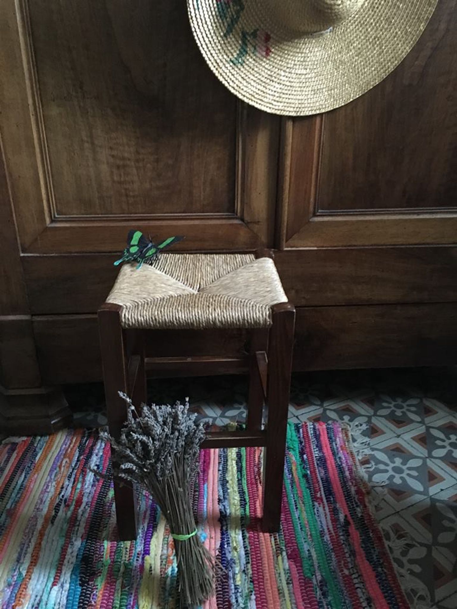 Sitting l bedded oak stool
