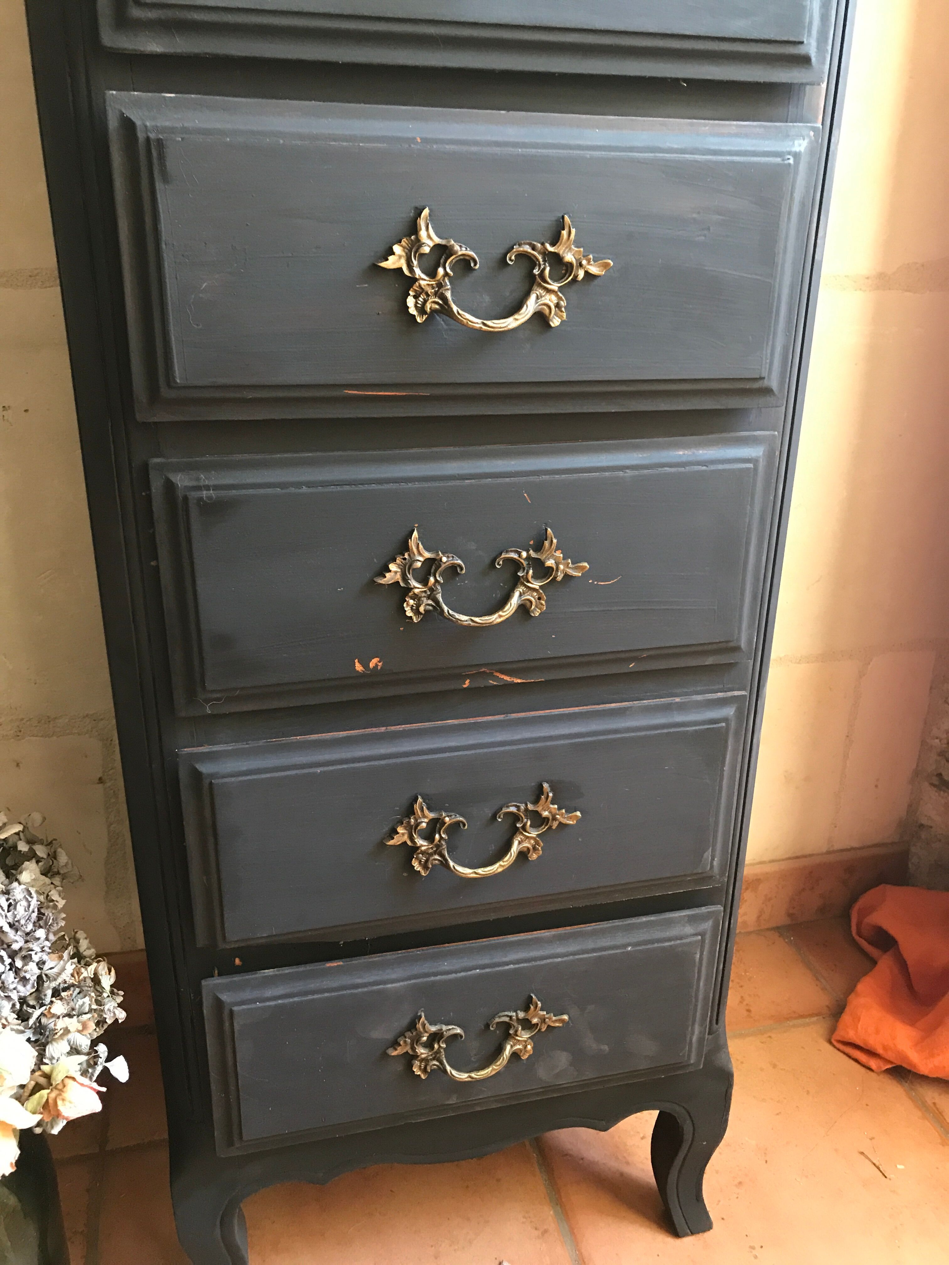 Chest of drawers
