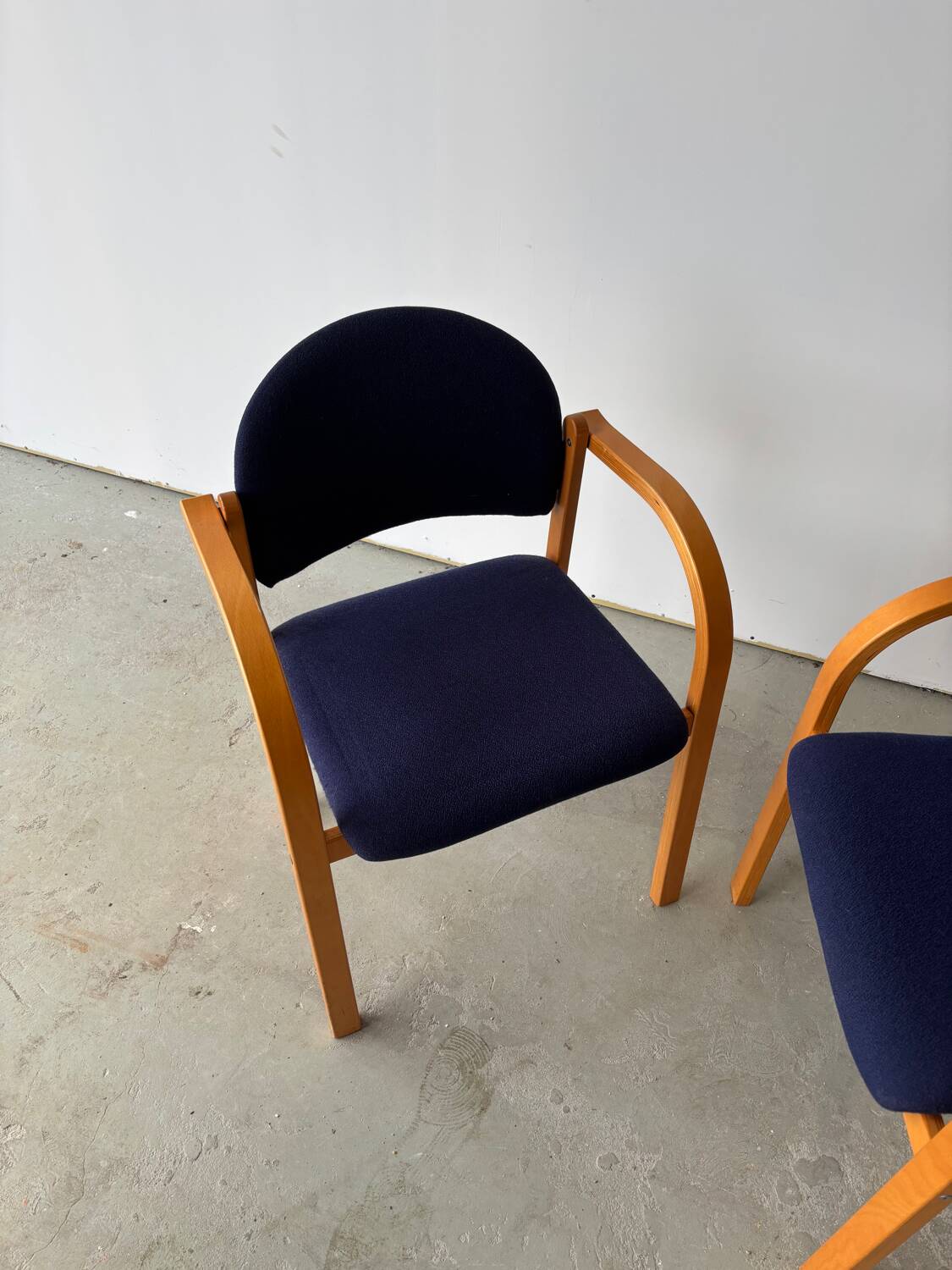 Série de deux chaises empilanle en hêtre courbé style scandinave IKEA