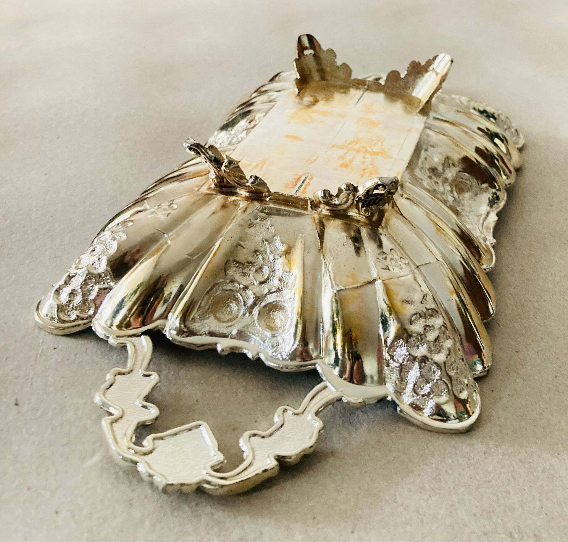 St Louis XV style letter tray, empty pocket, 20th century, in repoussé metal.