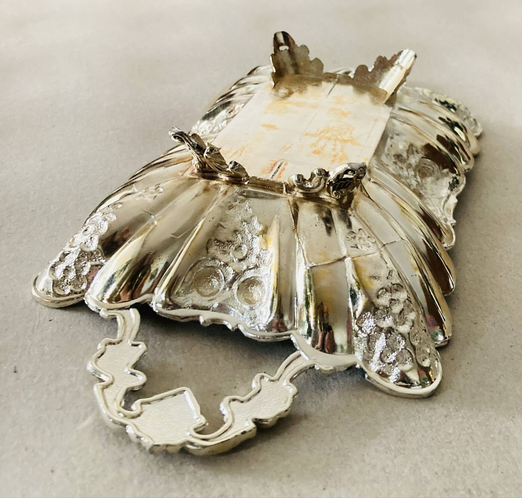 St Louis XV style letter tray, empty pocket, 20th century, in repoussé metal.