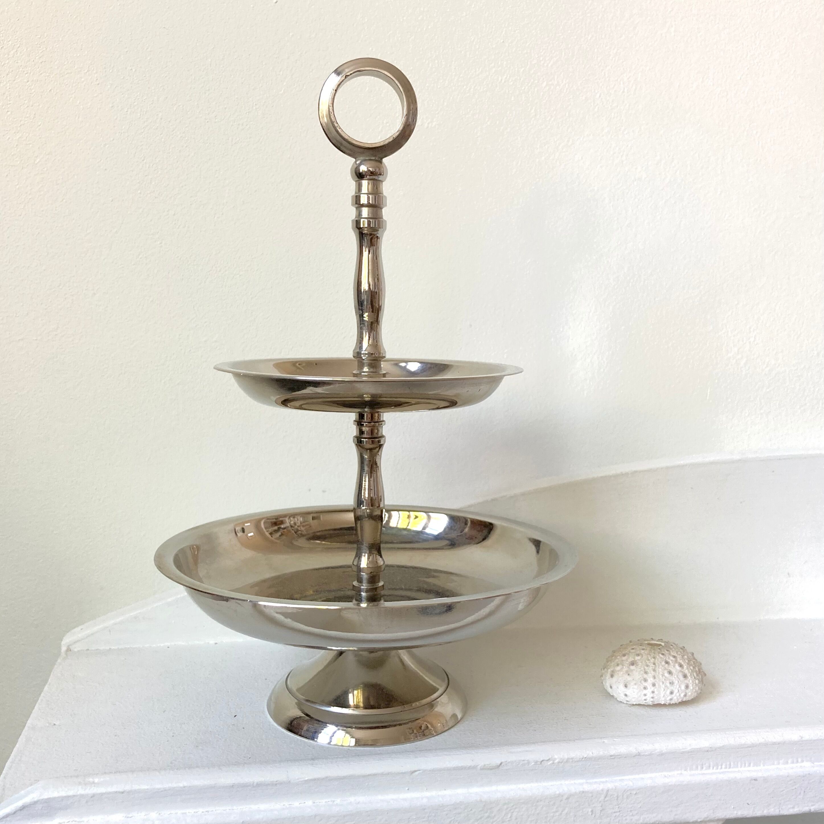 Two-tray display servant