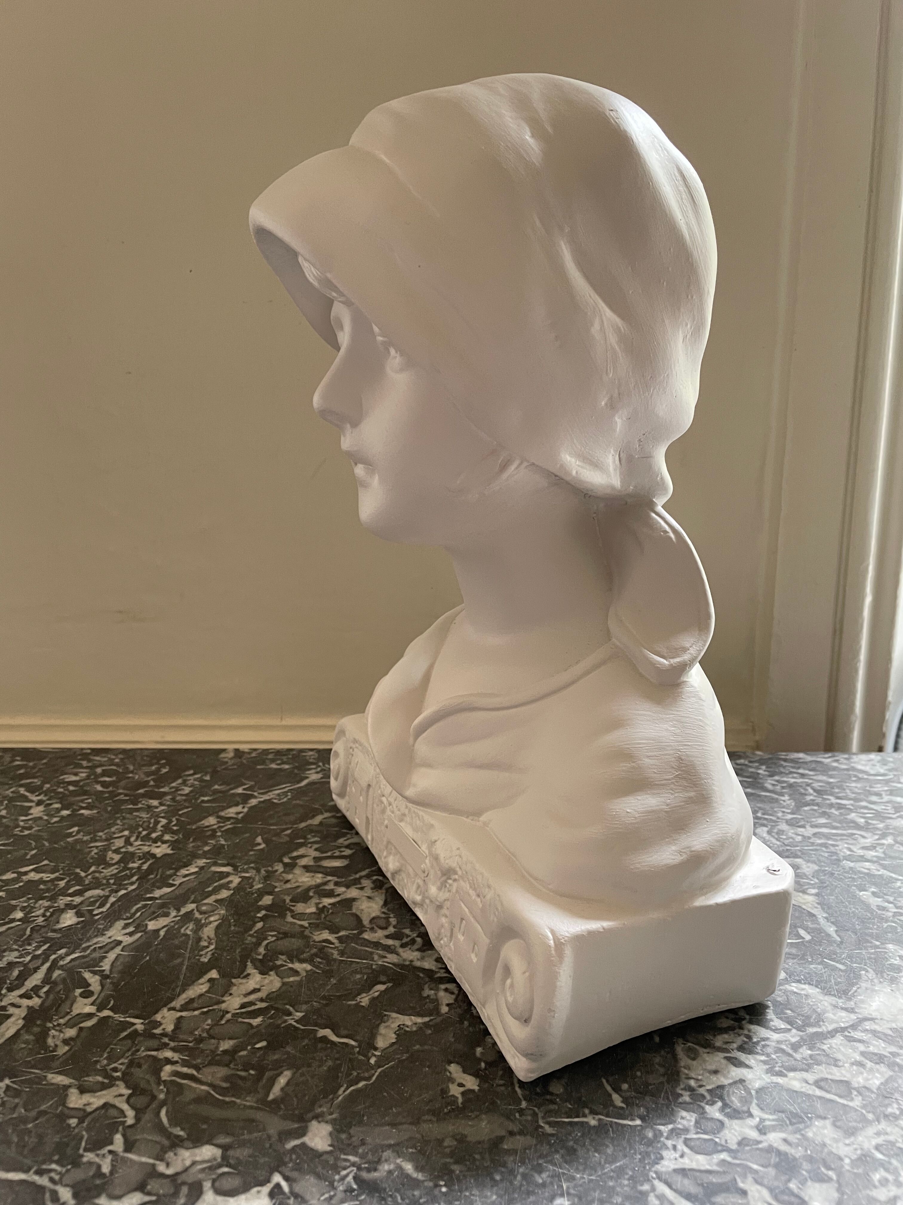 Buste de jeune fille en plâtre