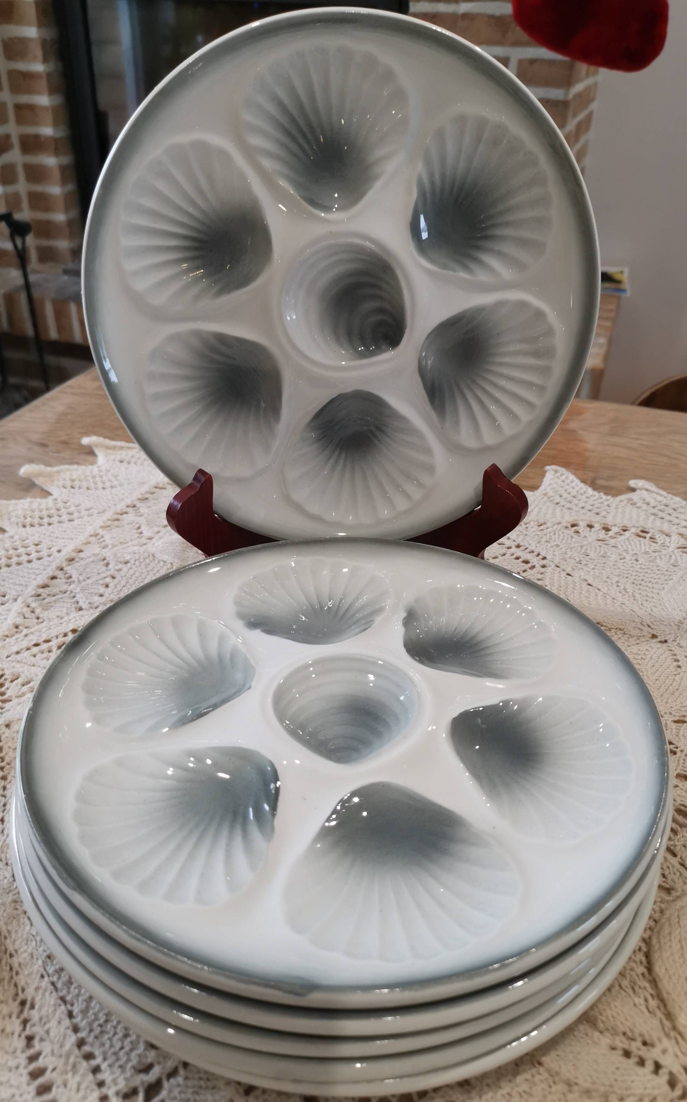 6 Moulin des Loups oyster plates in white and gray barbotine