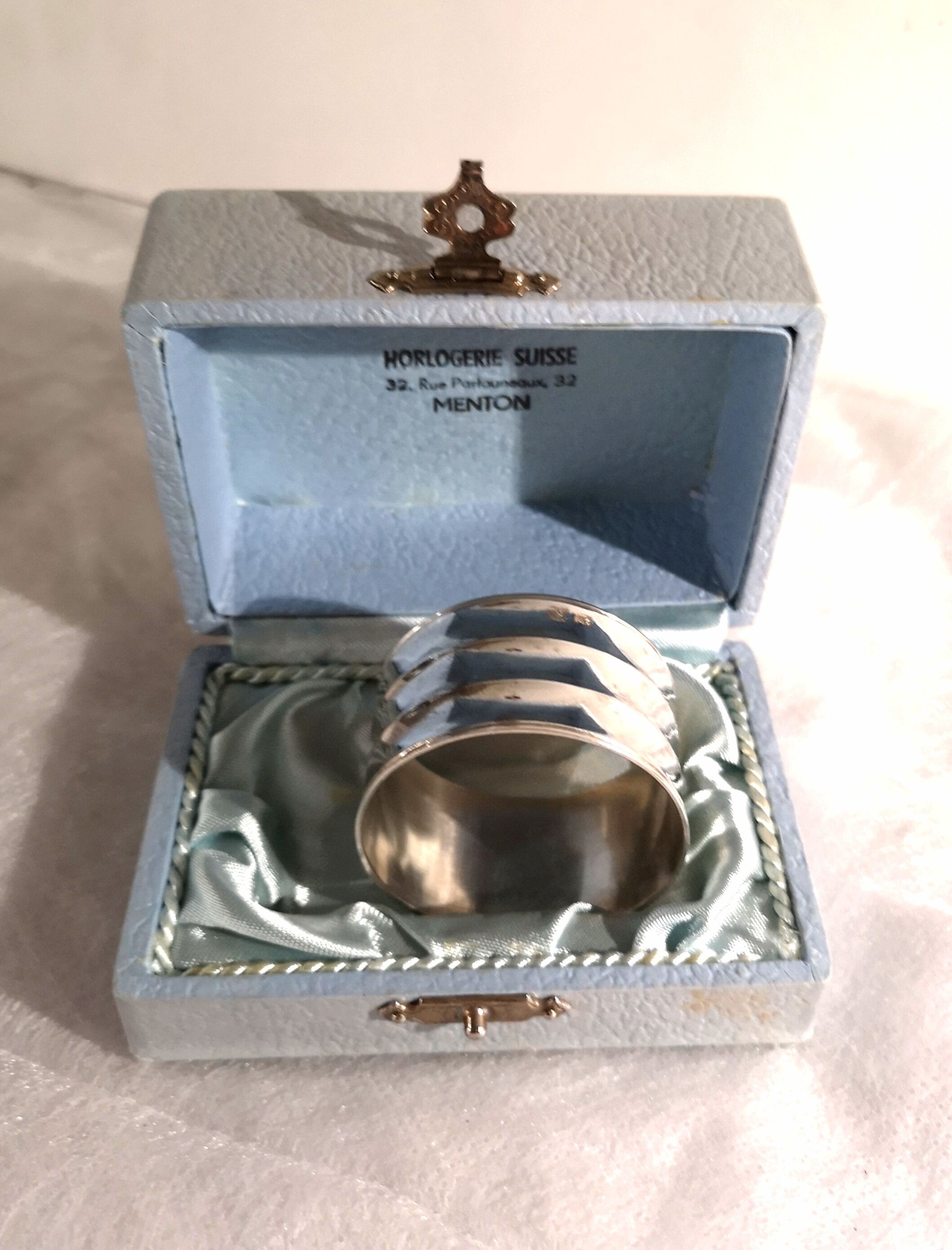 Silver metal towel round