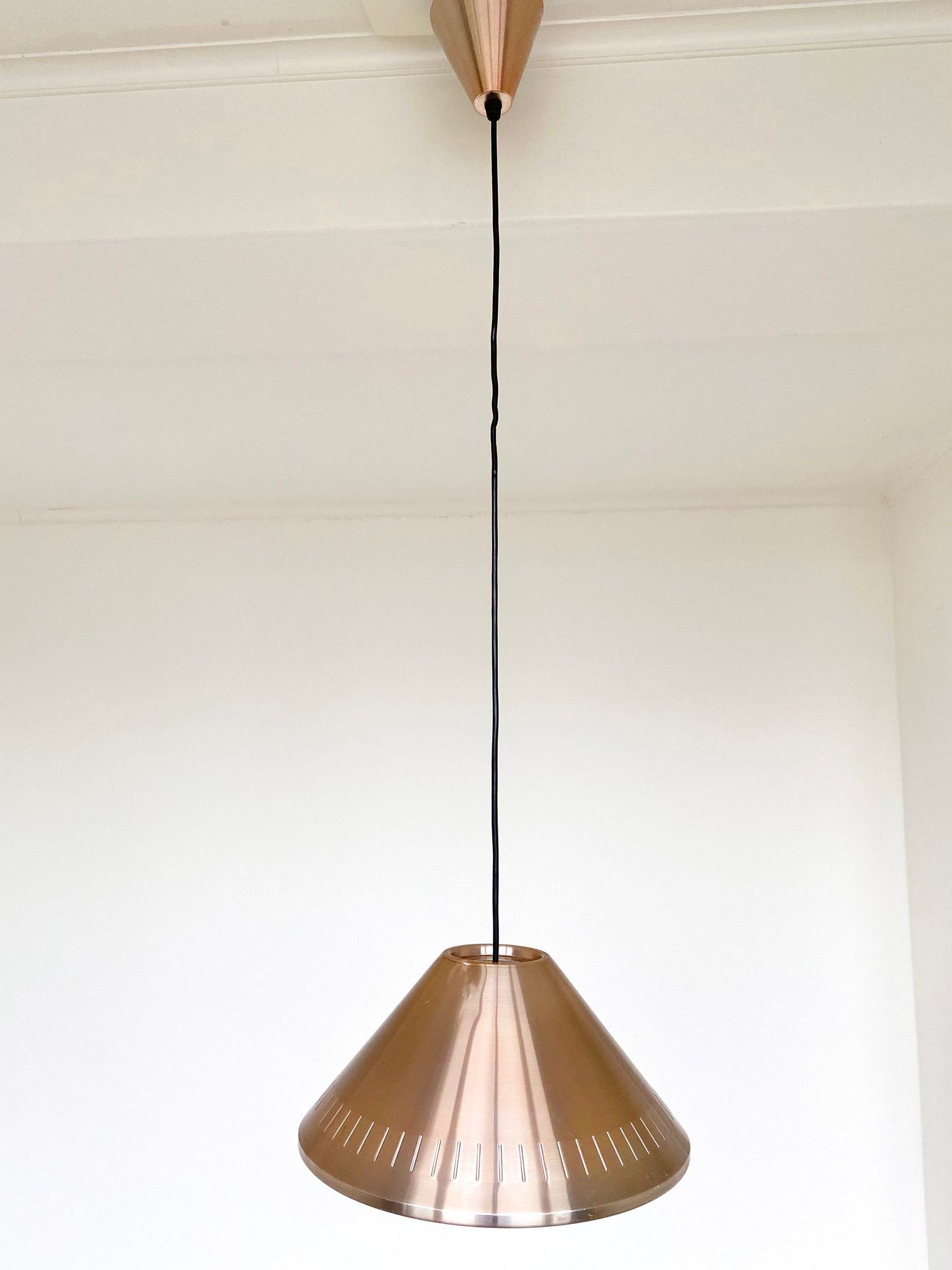 Suspension vintage rouge cuivre aluminium perforaté