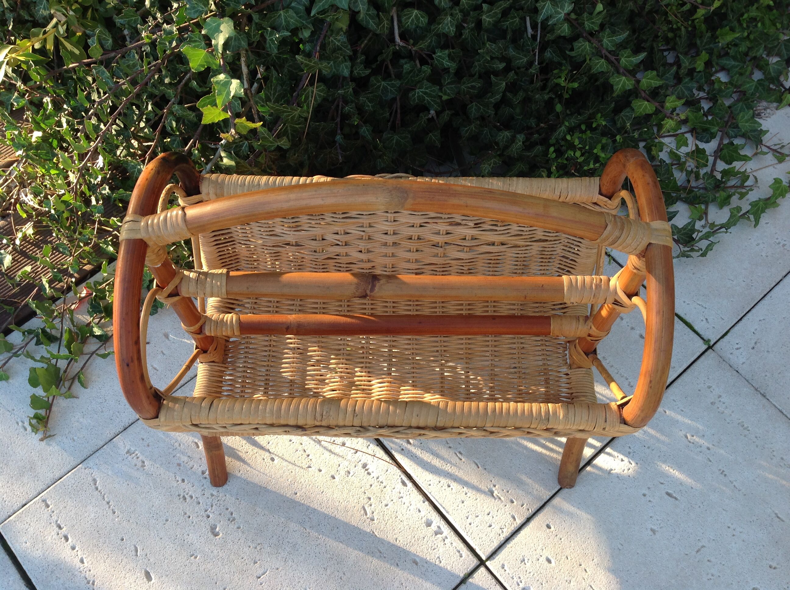 Magazine holder in rattan and braided wicker / vintage 60s-70s