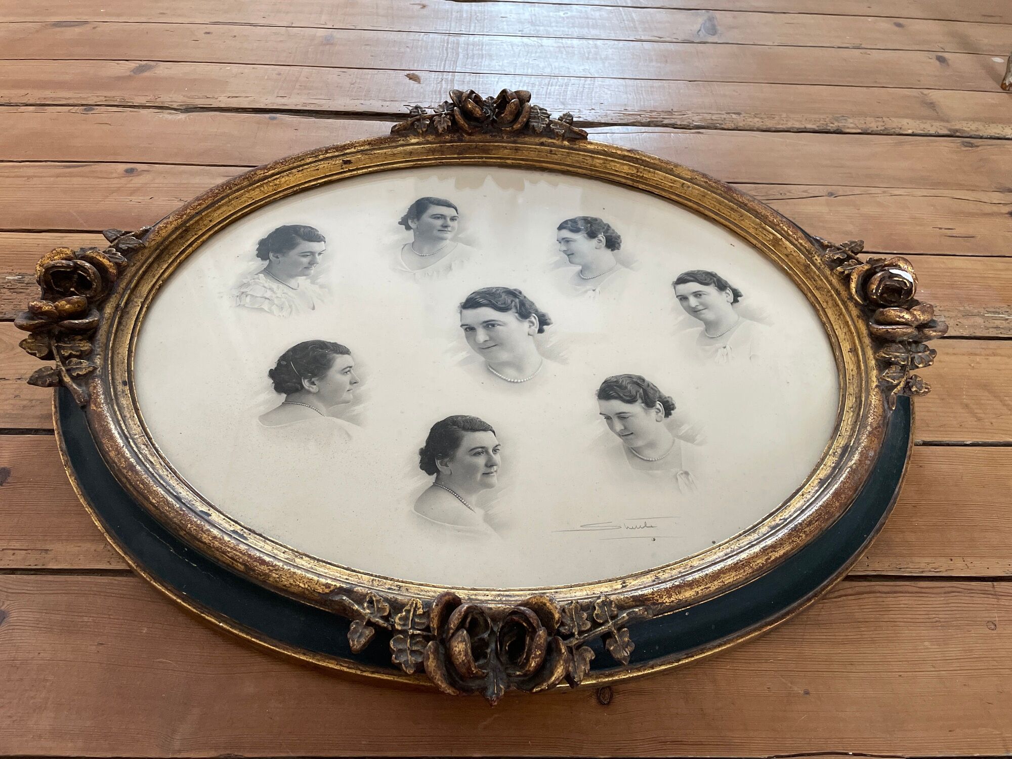 Oval frame XIXth portraits of a woman