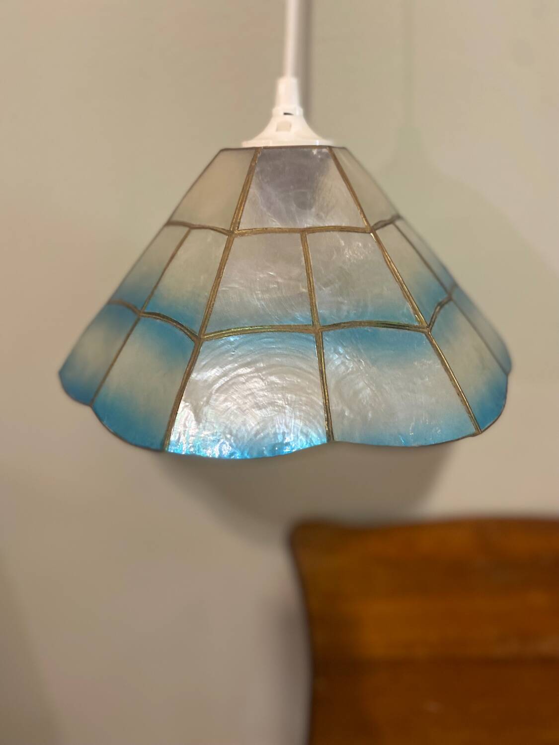 Blue mother-of-pearl suspension