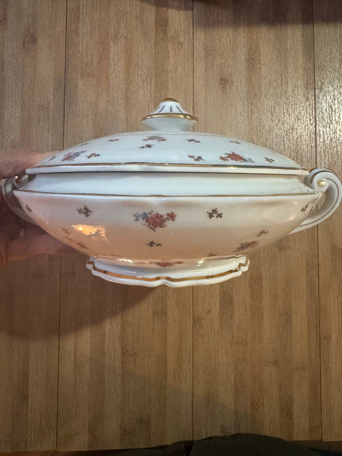 Soup tureen / vegetable dish in Limoges porcelain – Floral decoration