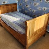 Lit en merisier avec sommier, matelas et literie inclus