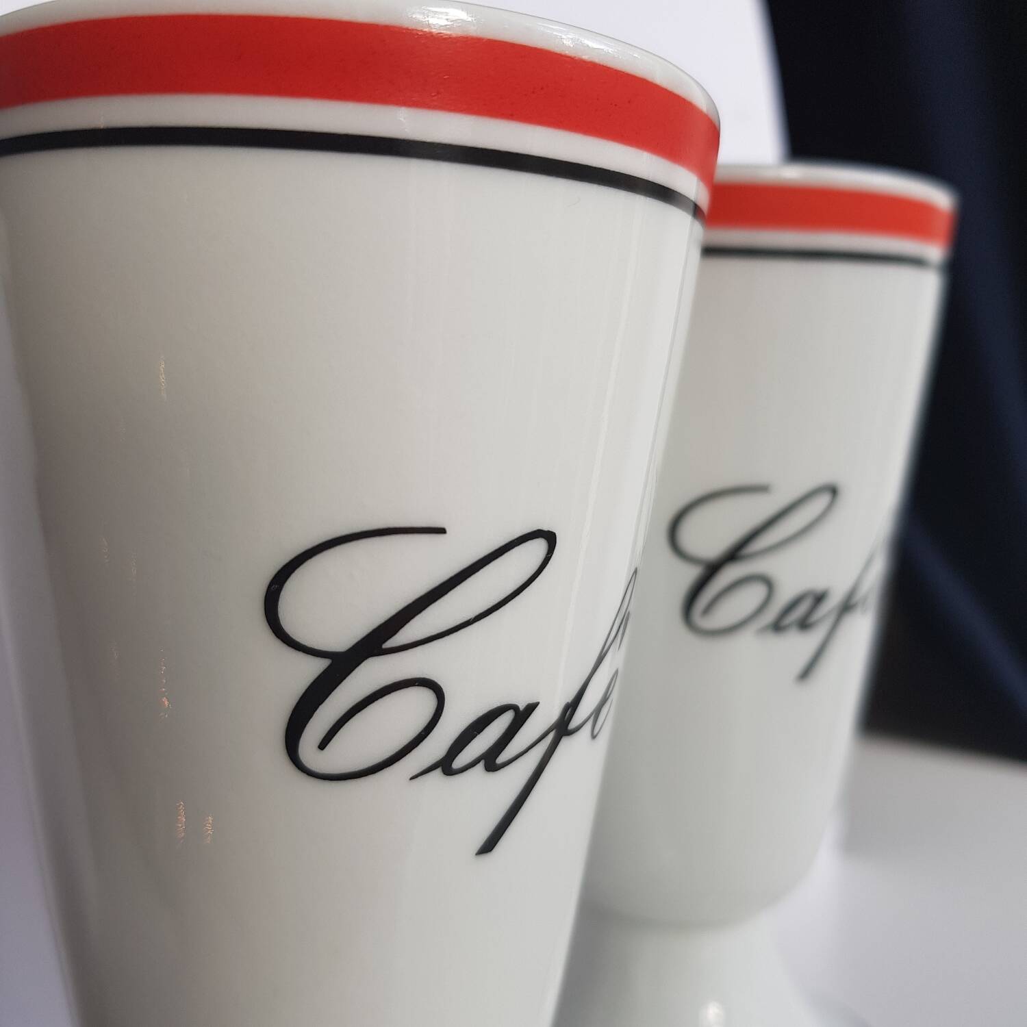 Service de 2 tasses à café sur pied en porcelaine de Limoges mazagrans, atelier du tabalou