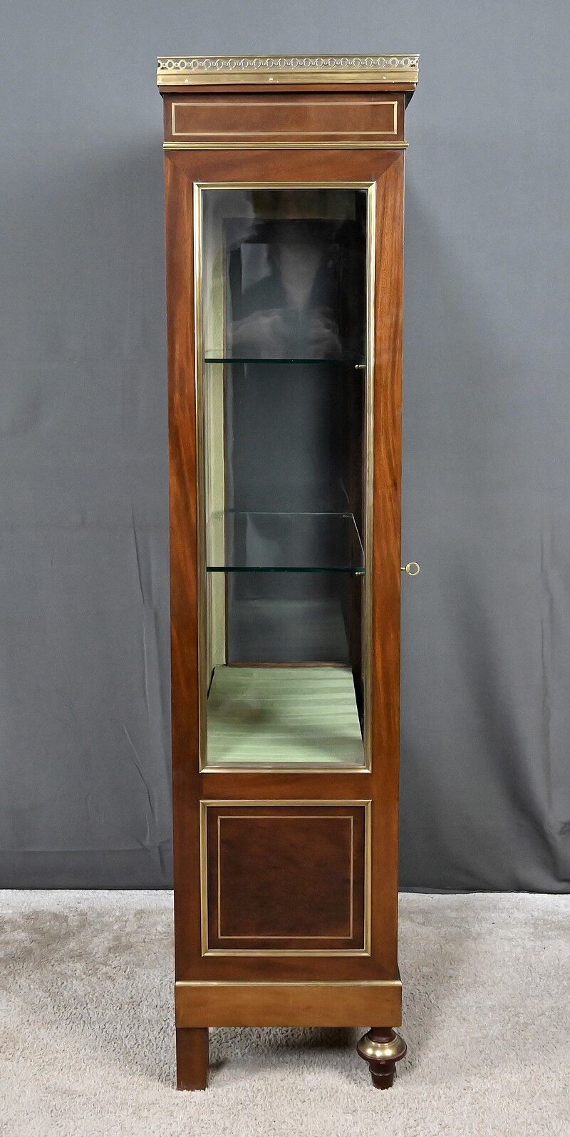 Vitrine en acajou, style Louis XVI – Début XXe