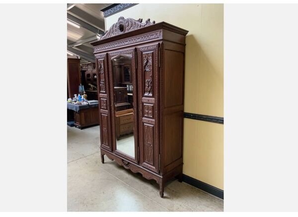 Armoire en bois sculpté, vers 1920
