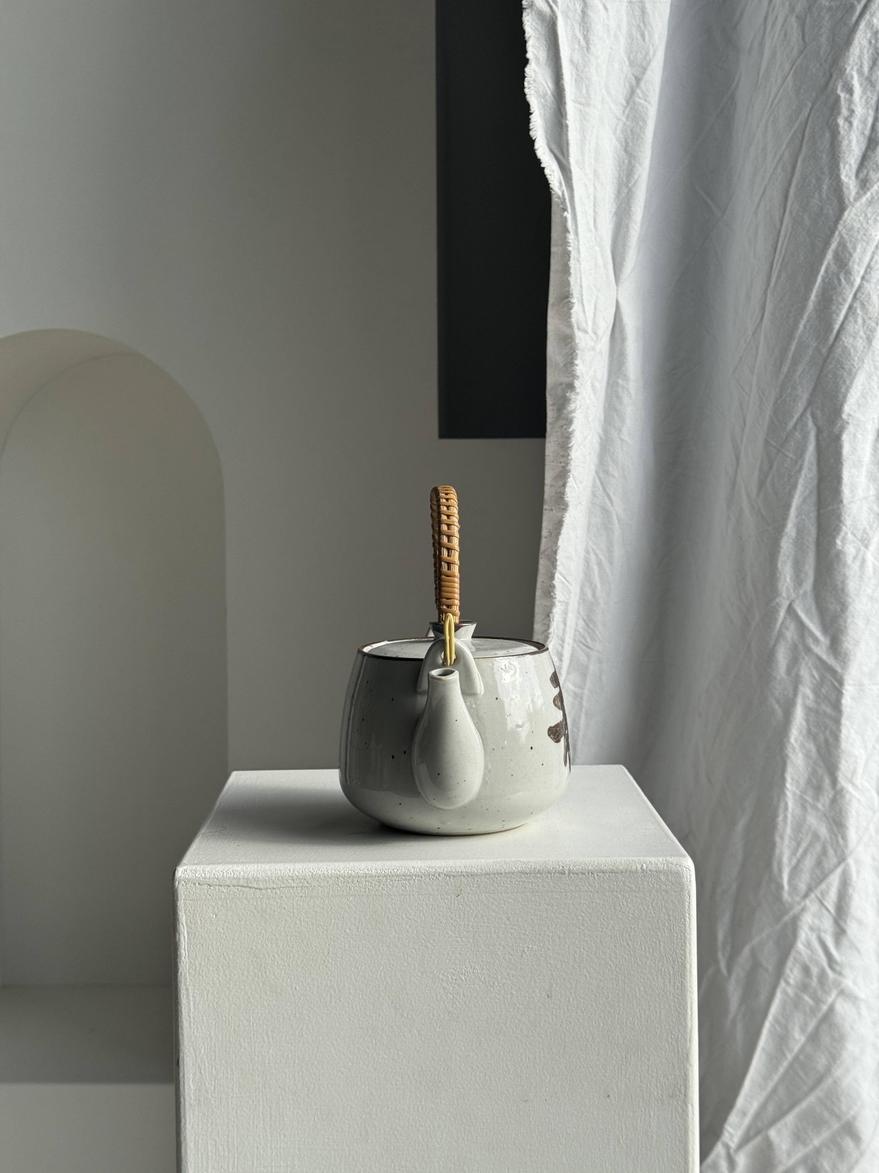 Petite théière asiatique en grès anse en rotin H11 D10