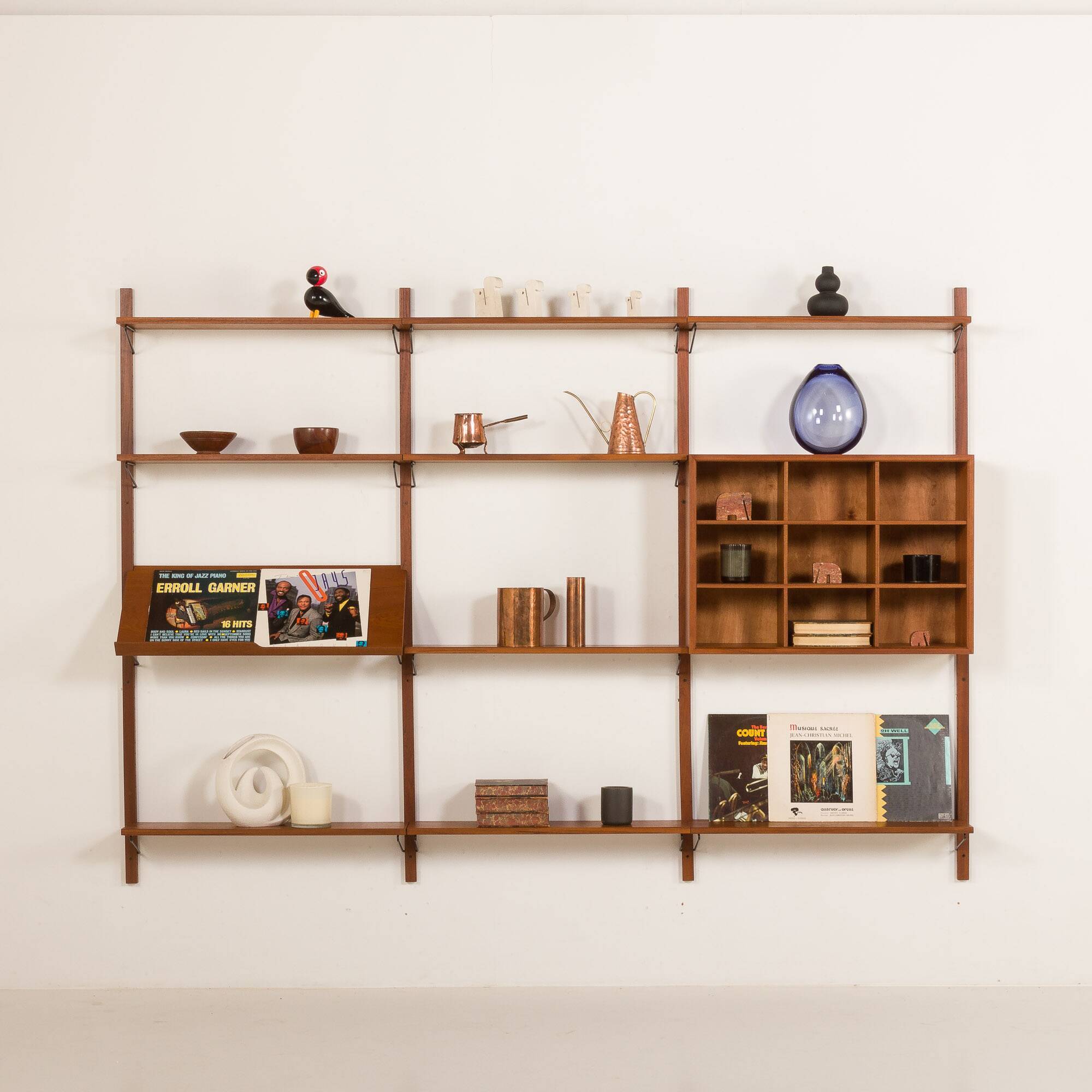 Meuble mural scandinave en teck du milieu du siècle avec étagère d'exposition, Danemark