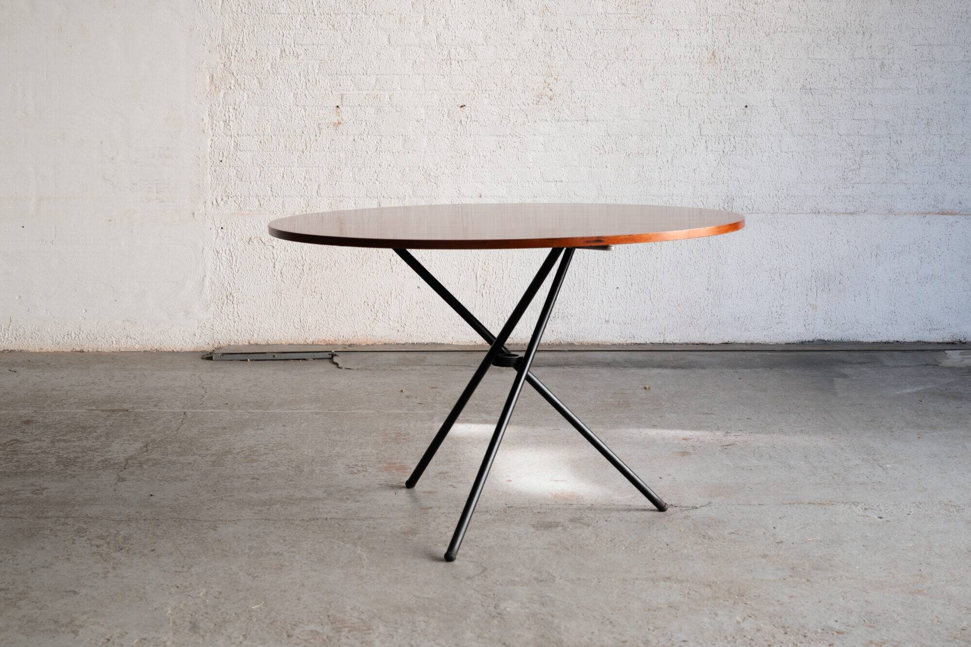Table ronde élévatrice par Jürg Bally