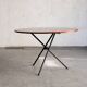 Table ronde élévatrice par Jürg Bally