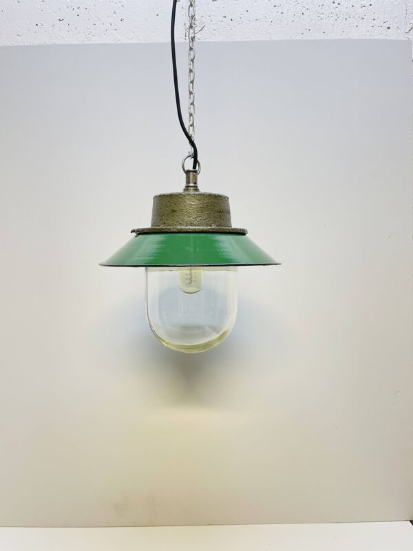 Suspension en émail industriel verte avec verre, Pologne, années 1960.