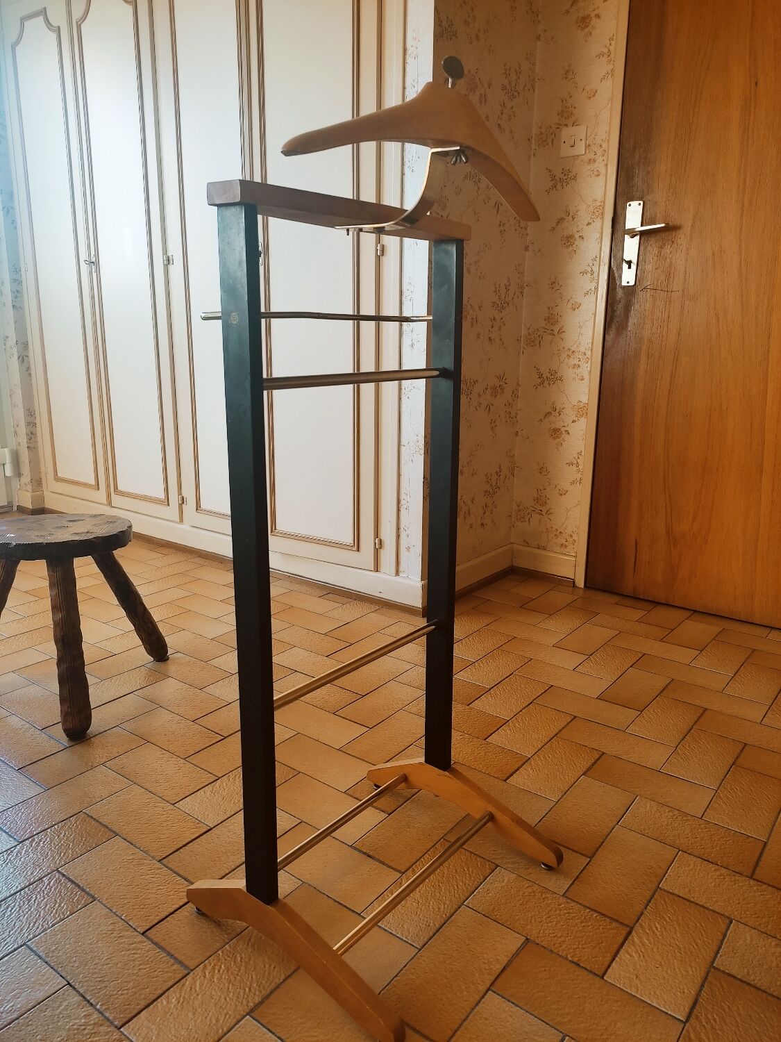Night valet in beech and brass by Fratelli