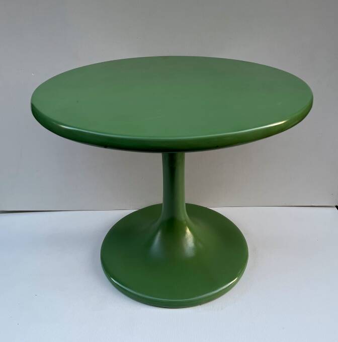 Green lacquered tulip-shaped coffee table