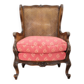 Fauteuil à oreilles sculpté antique avec côtés en rotin, Tchécoslovaquie