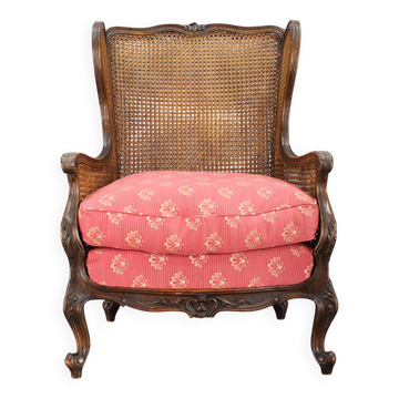 Fauteuil à oreilles sculpté antique avec côtés en rotin, Tchécoslovaquie
