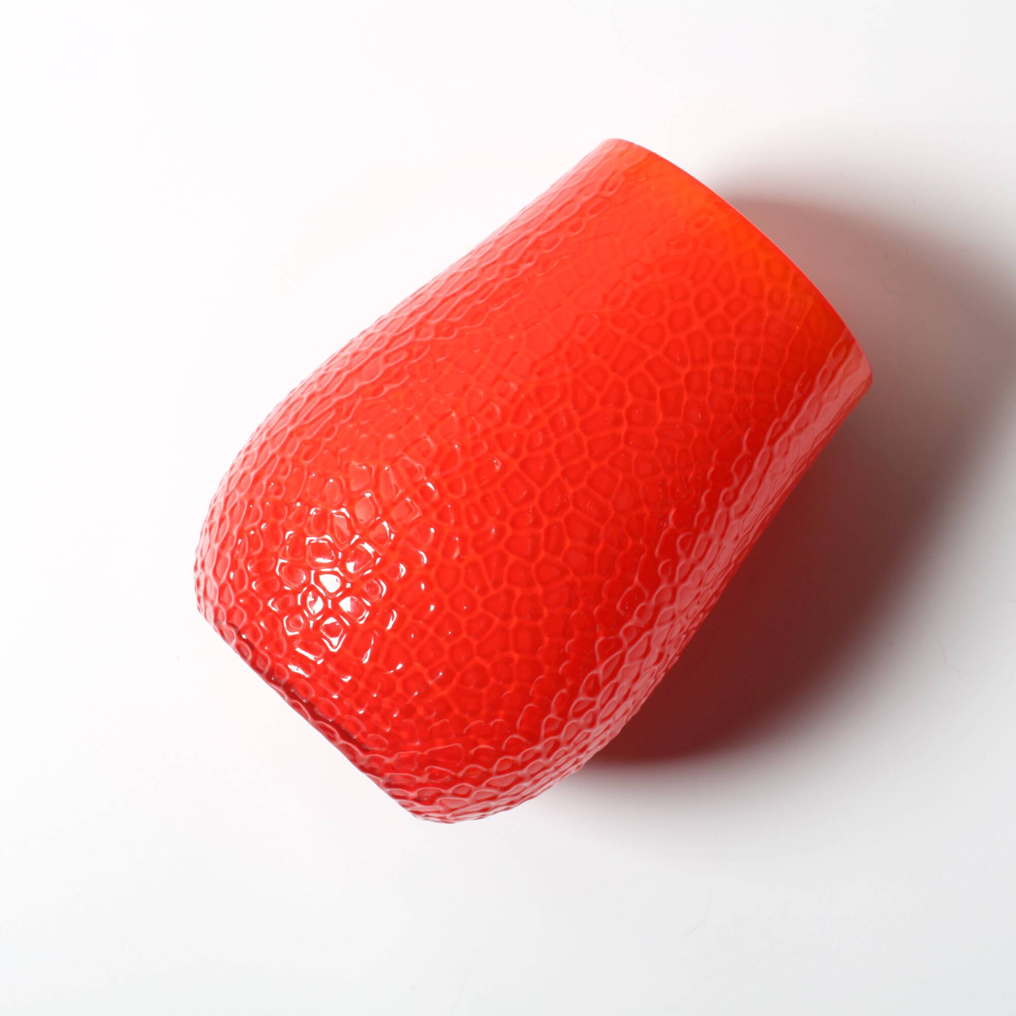 Vase martelé rouge de style mid-century modern : Elme Glasbruk, verre suédois, années 1960.