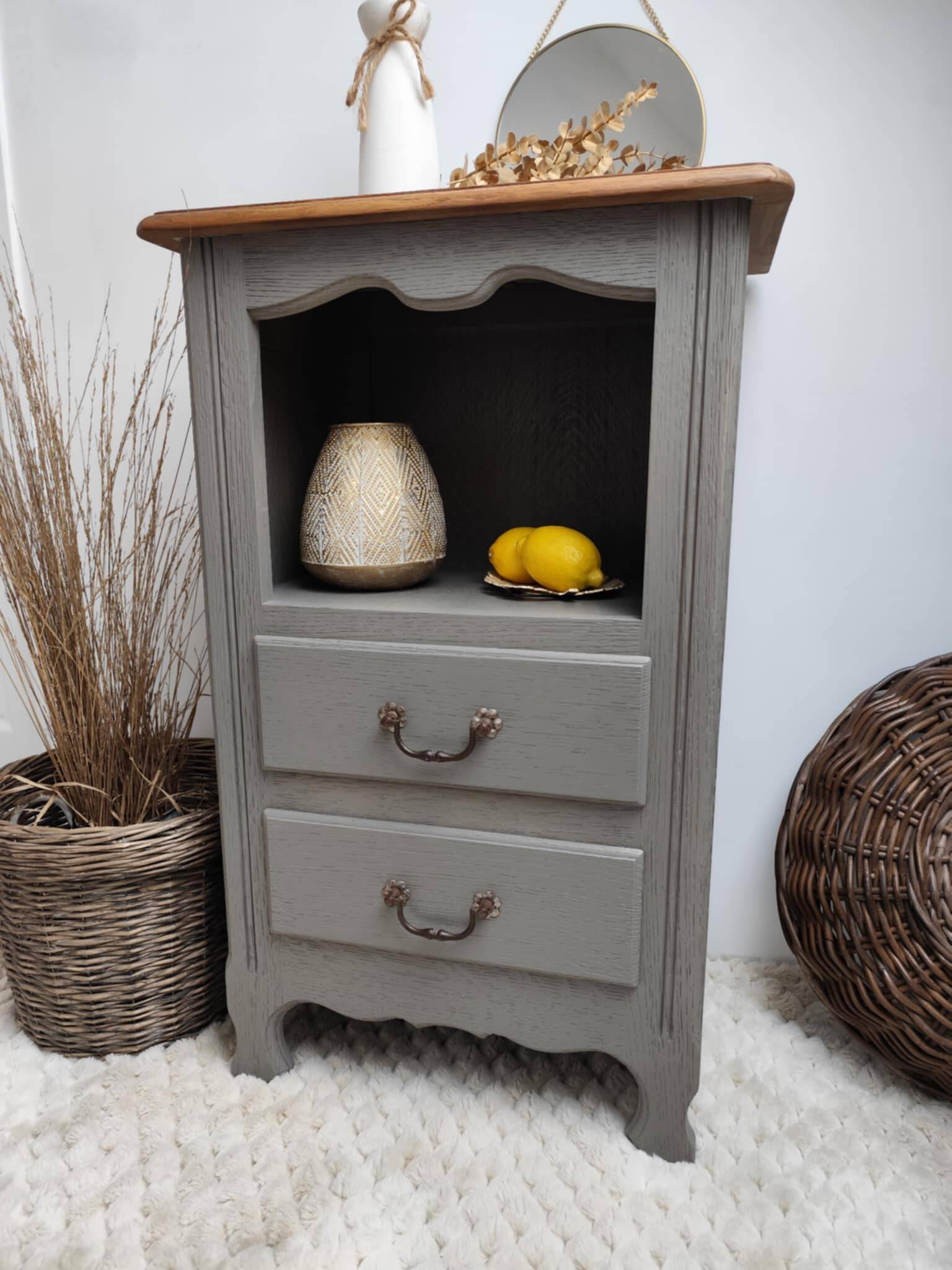 Oak chest of drawers