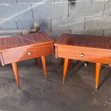 Paire de tables de chevet ou de nuit en acajou laqué aux pieds compas