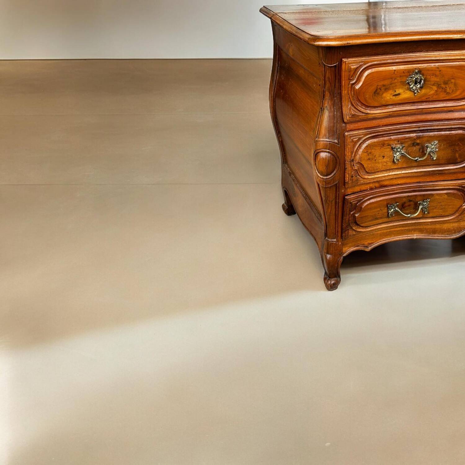 Commode Tombeau Louis XV En Noyer D’époque XVIIIème