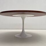 Round one and a half meter table with tulip base