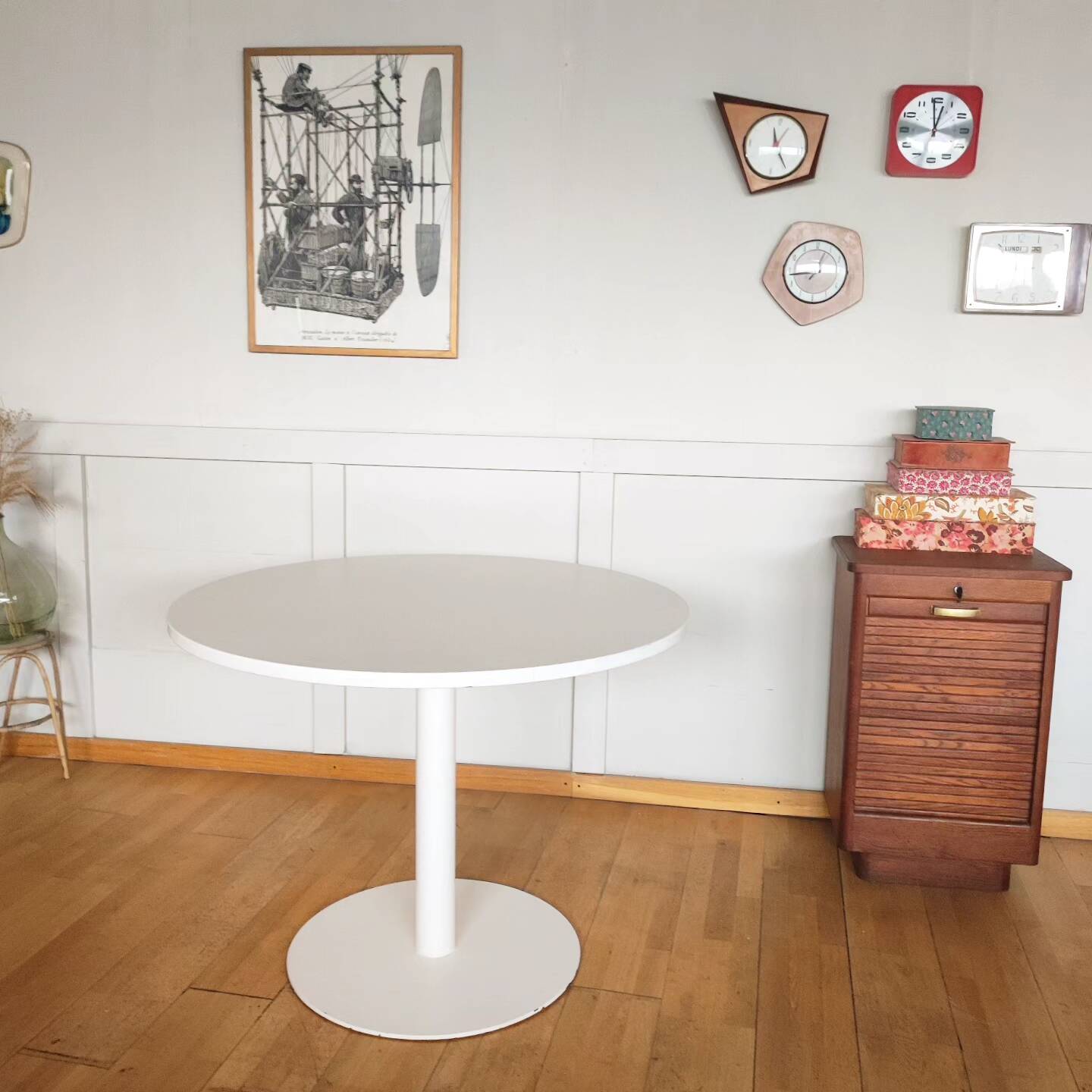 Round tulip table central foot