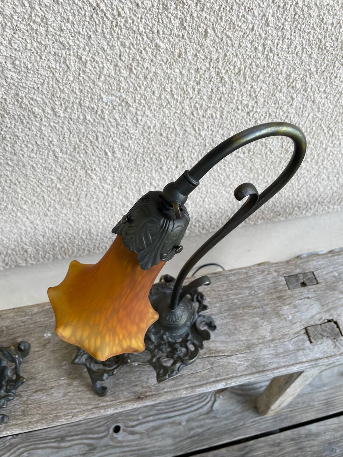 2 lampes en bronze avec abat-jours en tulipes