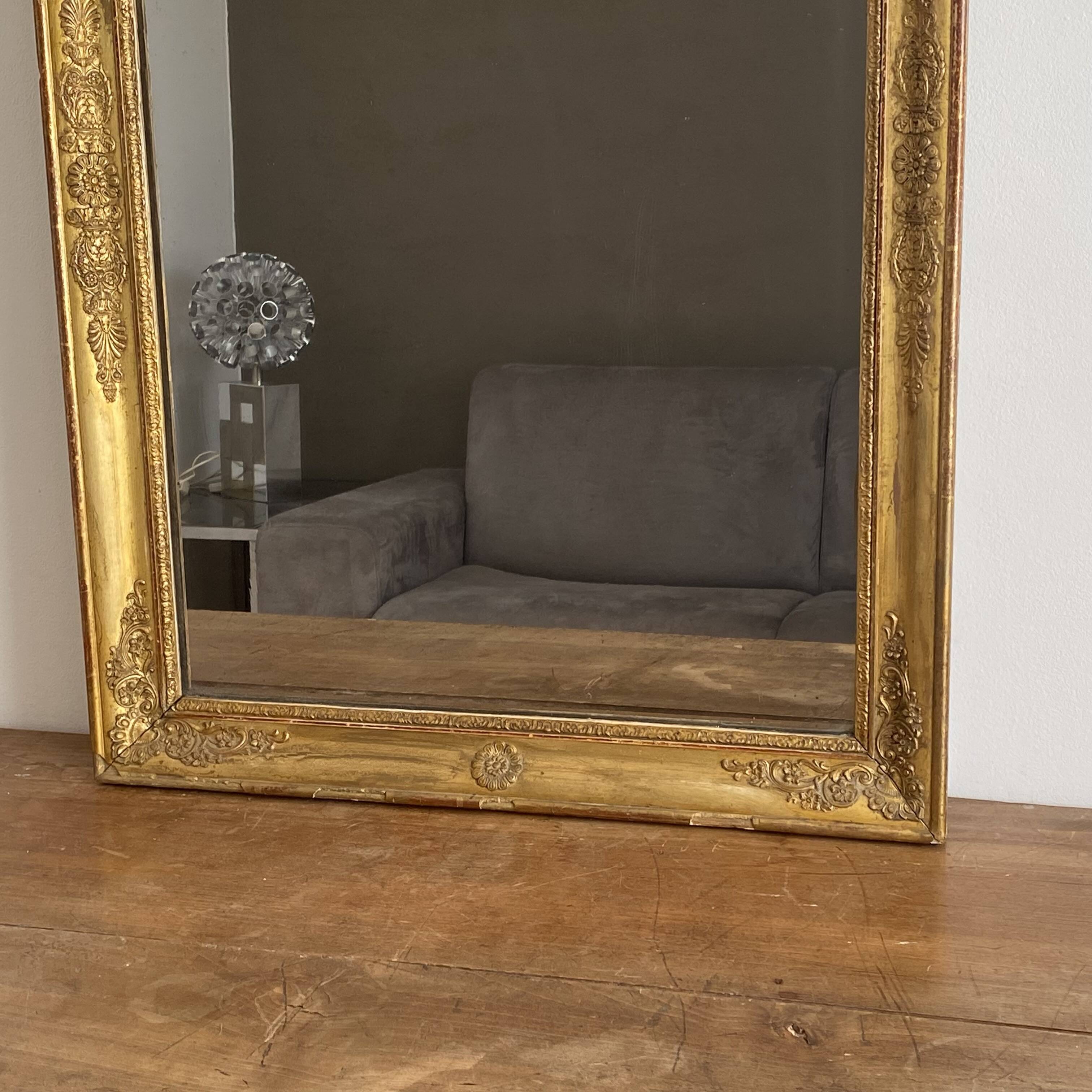 Golden mirror from the late 19th century with decoration. 96x68.