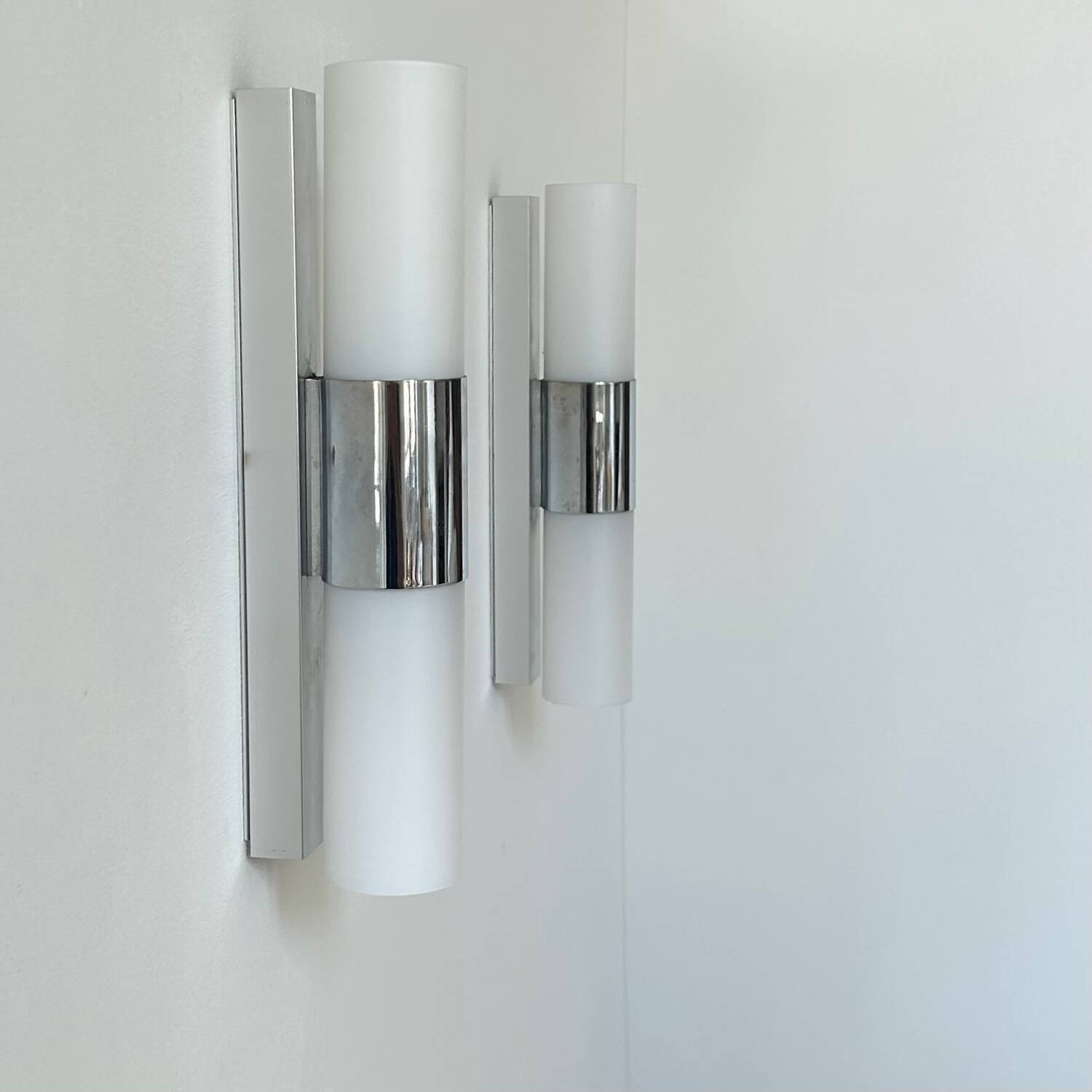 Paire d’appliques vintage, chrome et opaline, France 1970