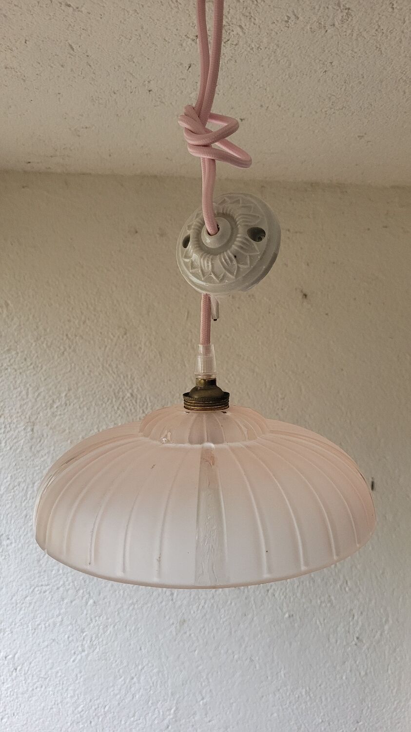Suspension en verre rose