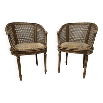 Paire de fauteuils corbeille de style Louis XVI en hetre patiné XX siècle