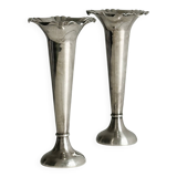 Duo de vases en métal argenté brillant